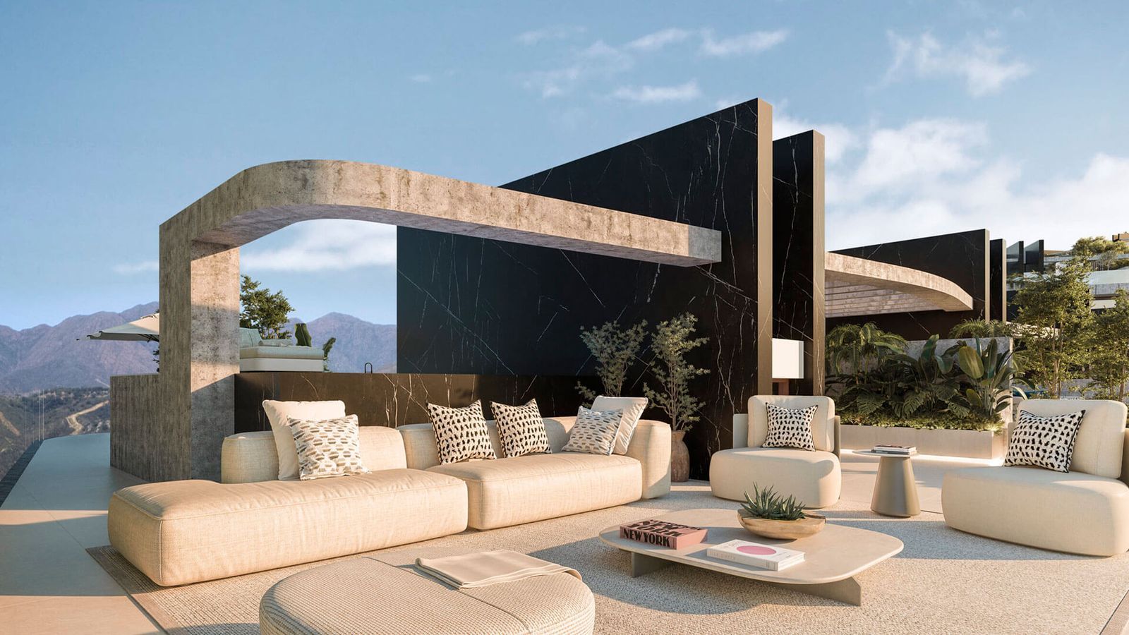 Luxe buitenruimte met bank, fauteuils en uitzicht op de bergen.